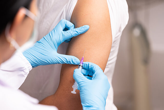 腕にワクチンを打っている様子