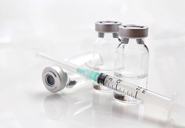 薬のバイアルとシリンジ